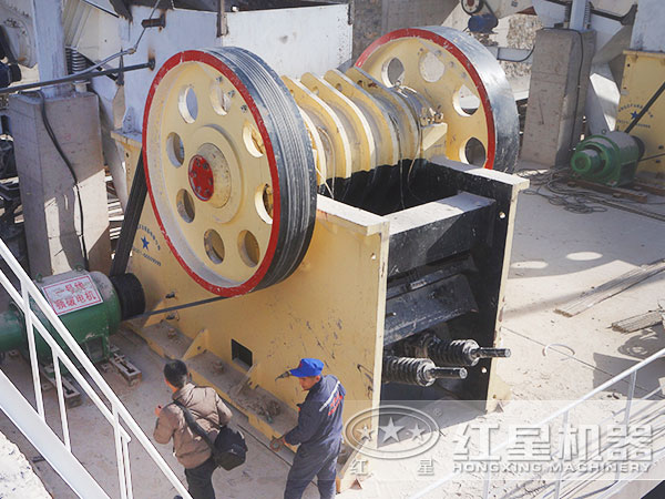 顎式破石機產量400t/h生產現(xiàn)場