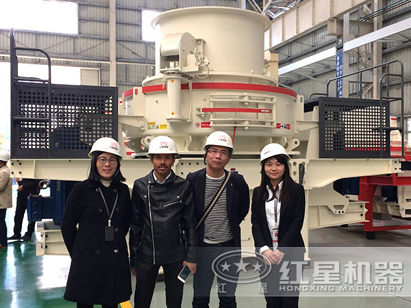 參觀制砂機(jī)車(chē)間的客戶