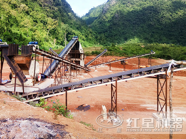 風化砂反擊式破碎機生產現(xiàn)場