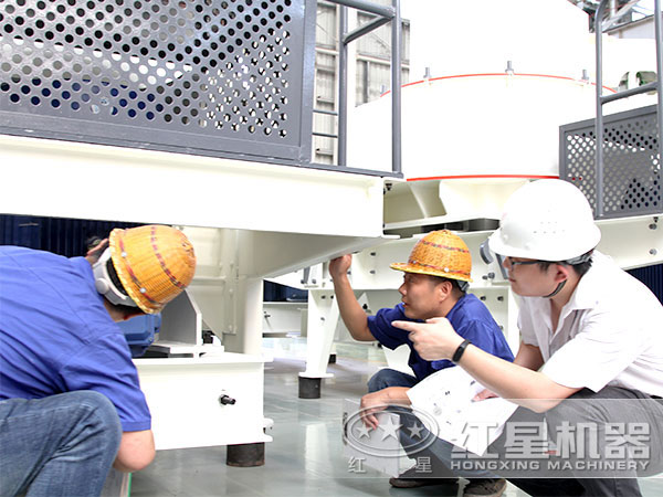 技術(shù)人員檢測成品制砂機