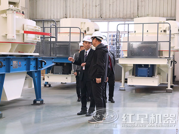 技術經(jīng)理為客戶介紹制砂機