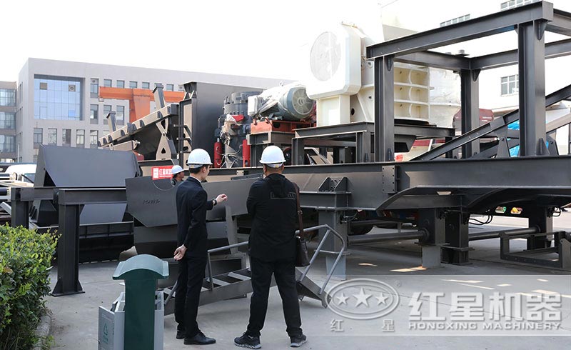參觀、考察移動(dòng)碎石機(jī)的客戶